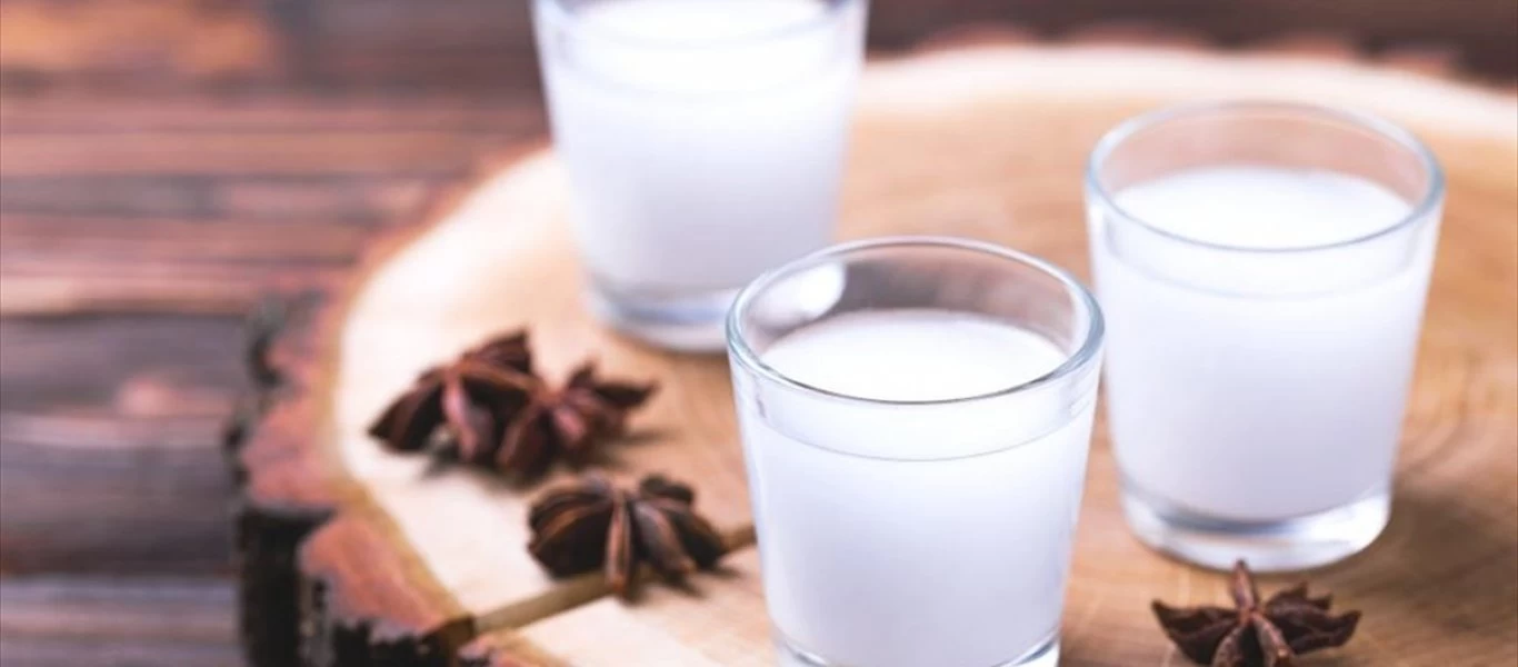 Γιατί το ούζο γίνεται λευκό όταν αραιώνεται με νερό;